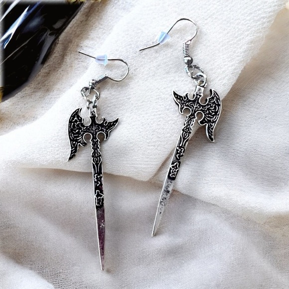 Stylish silver toned axe earrings with detailed design. Perfect for a DND player - Picture 10 of 15